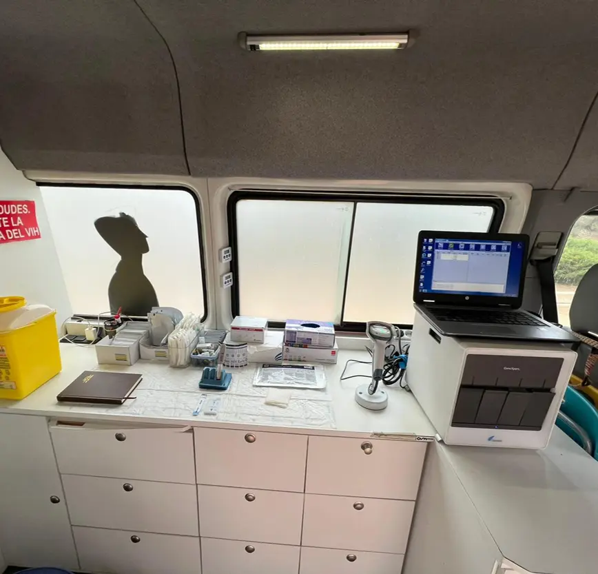 Interior clínico de la unidad móvil con material de cribado y equipo de diagnóstico