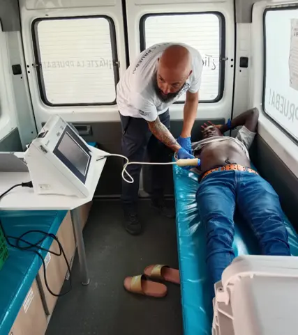 Profesional realizando una elastografía hepática con FibroScan dentro de la unidad móvil
