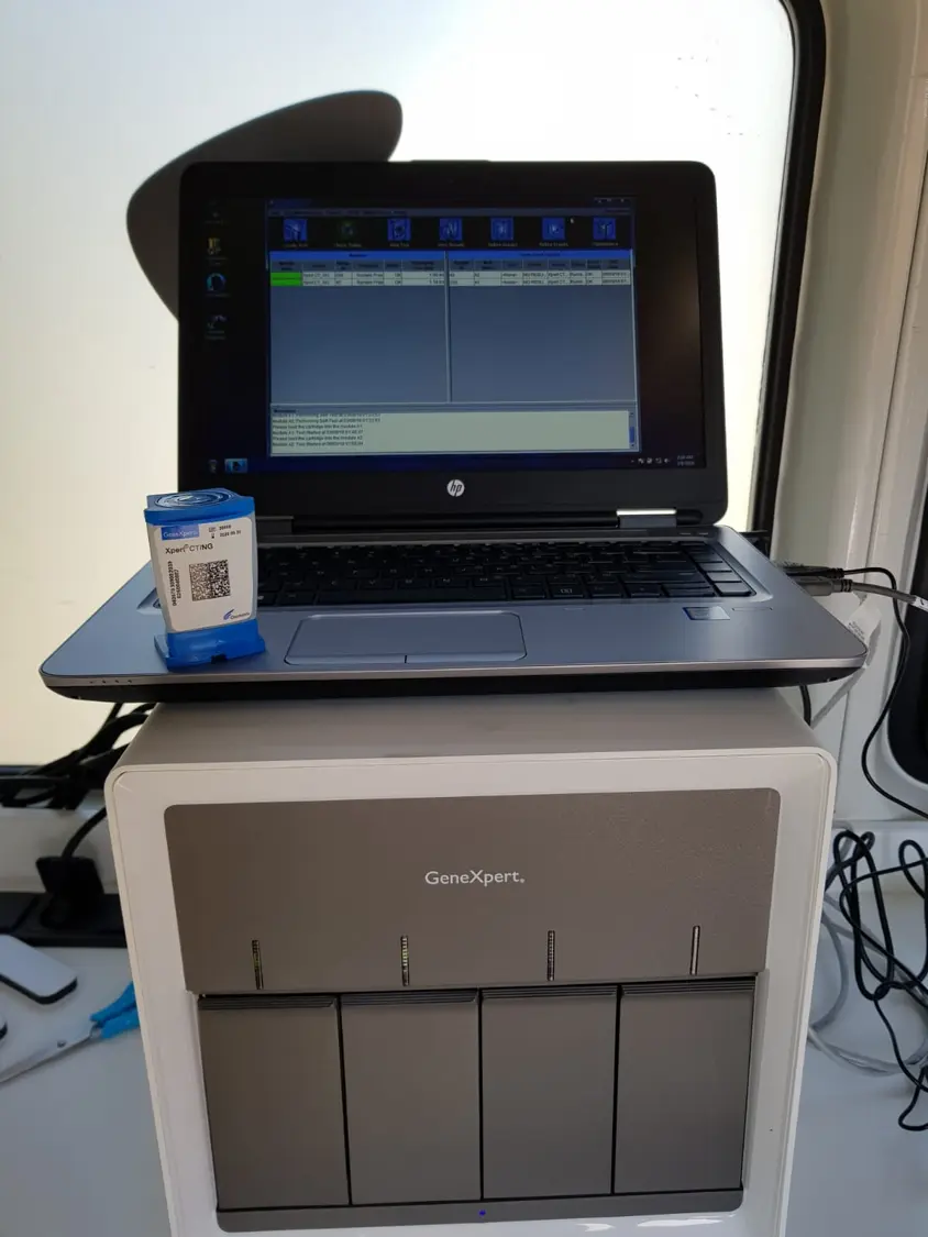 Equipo GeneXpert instalado en el interior de la unidad móvil