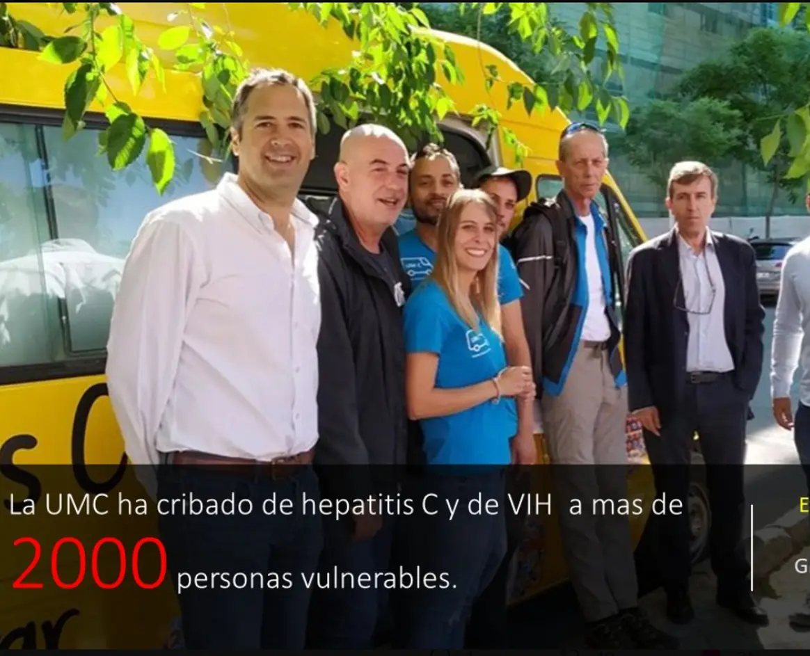 Equipo multidisciplinar de Madrid Positivo junto a la Unidad Móvil de Cribado